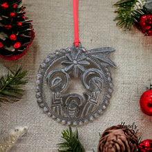 Load image into Gallery viewer, Nativity Ornament - Shooting Star Round